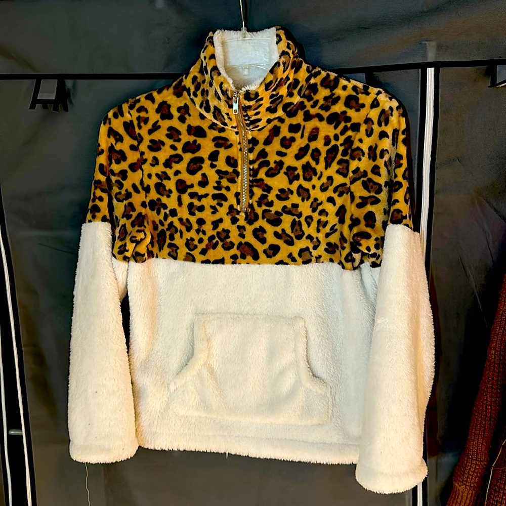 •Women’s Half Zip Pullover•Size Small•